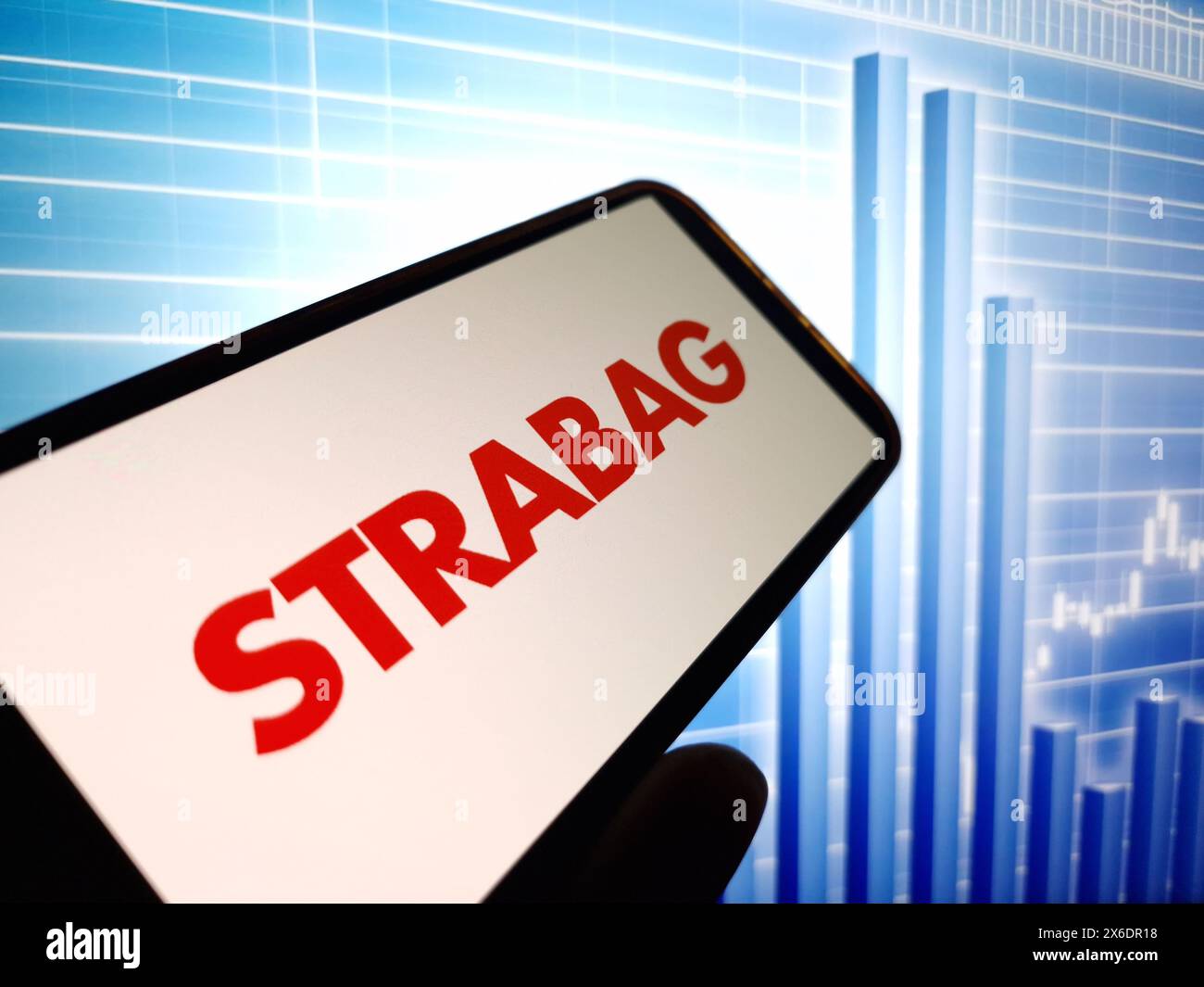 Konskie, Polen - 13. Mai 2024: Das Firmenlogo von STRABAG wird auf dem Mobiltelefon angezeigt Stockfoto