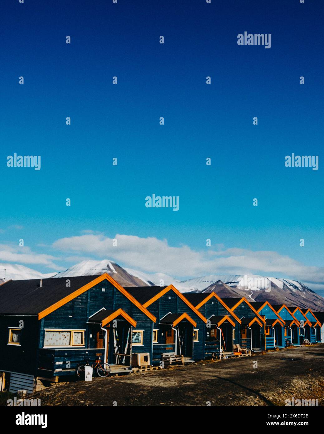 Farbenfrohe Reihenhäuser mit Bergkulisse in Longyearbyen, Svalbard Stockfoto