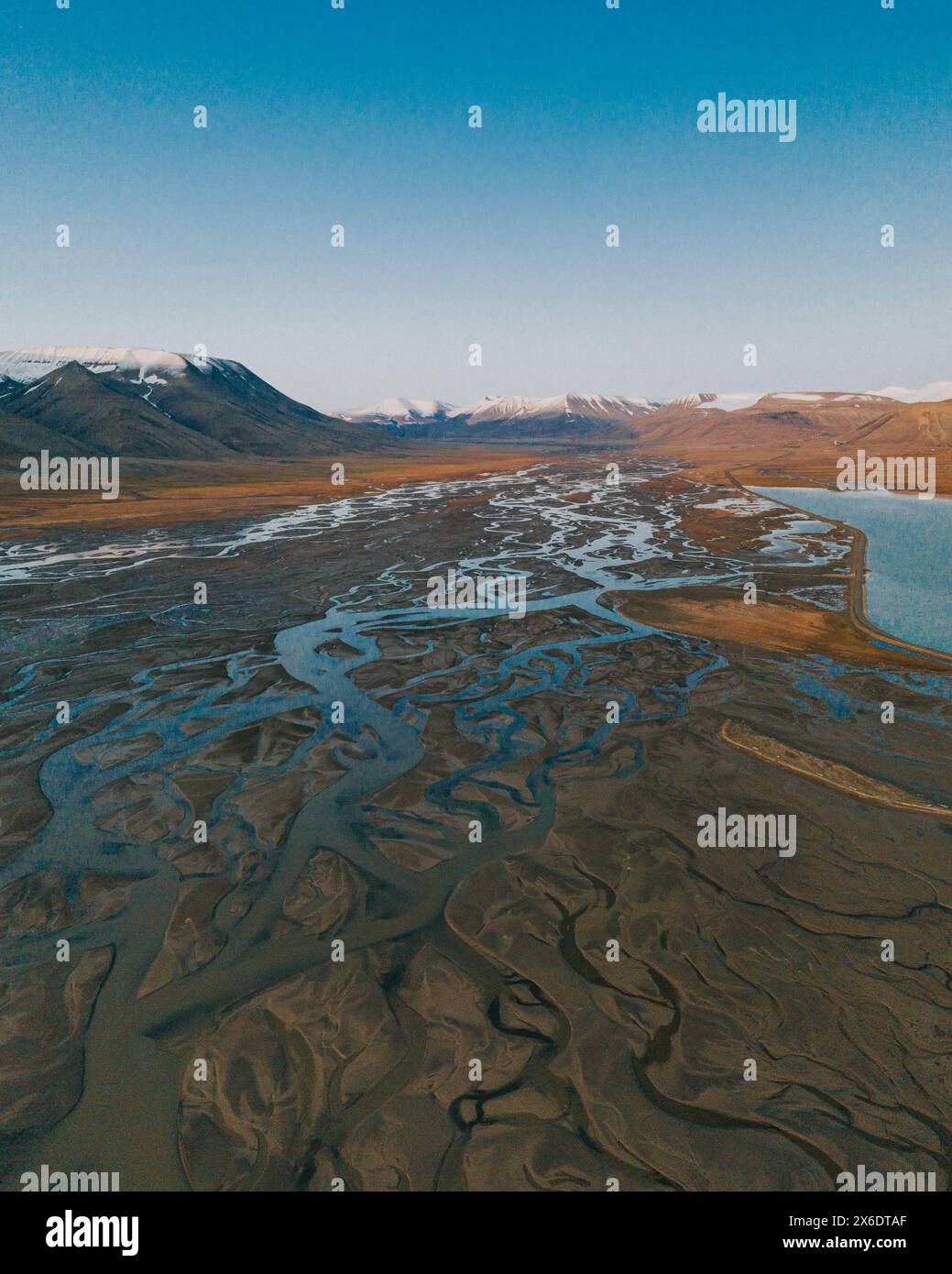 Aus der Vogelperspektive eines sich windenden Flussdeltas in Longyearbyen, Svalbard Stockfoto