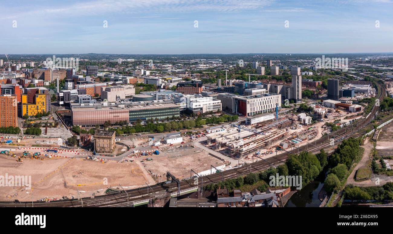 BIRMINGHAM, GROSSBRITANNIEN - 11. MAI 2024. Ein Panoramablick auf die Curzon Street des Stadtzentrums von Birmingham mit Gebäuden der Birmingham University und Stockfoto