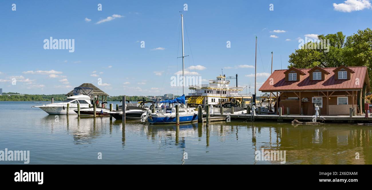 Alexandria, Virginia, USA - 1. Mai 2024: Panoramablick auf Boote, die am Bootssteg in Alexandria vor Anker liegen Stockfoto