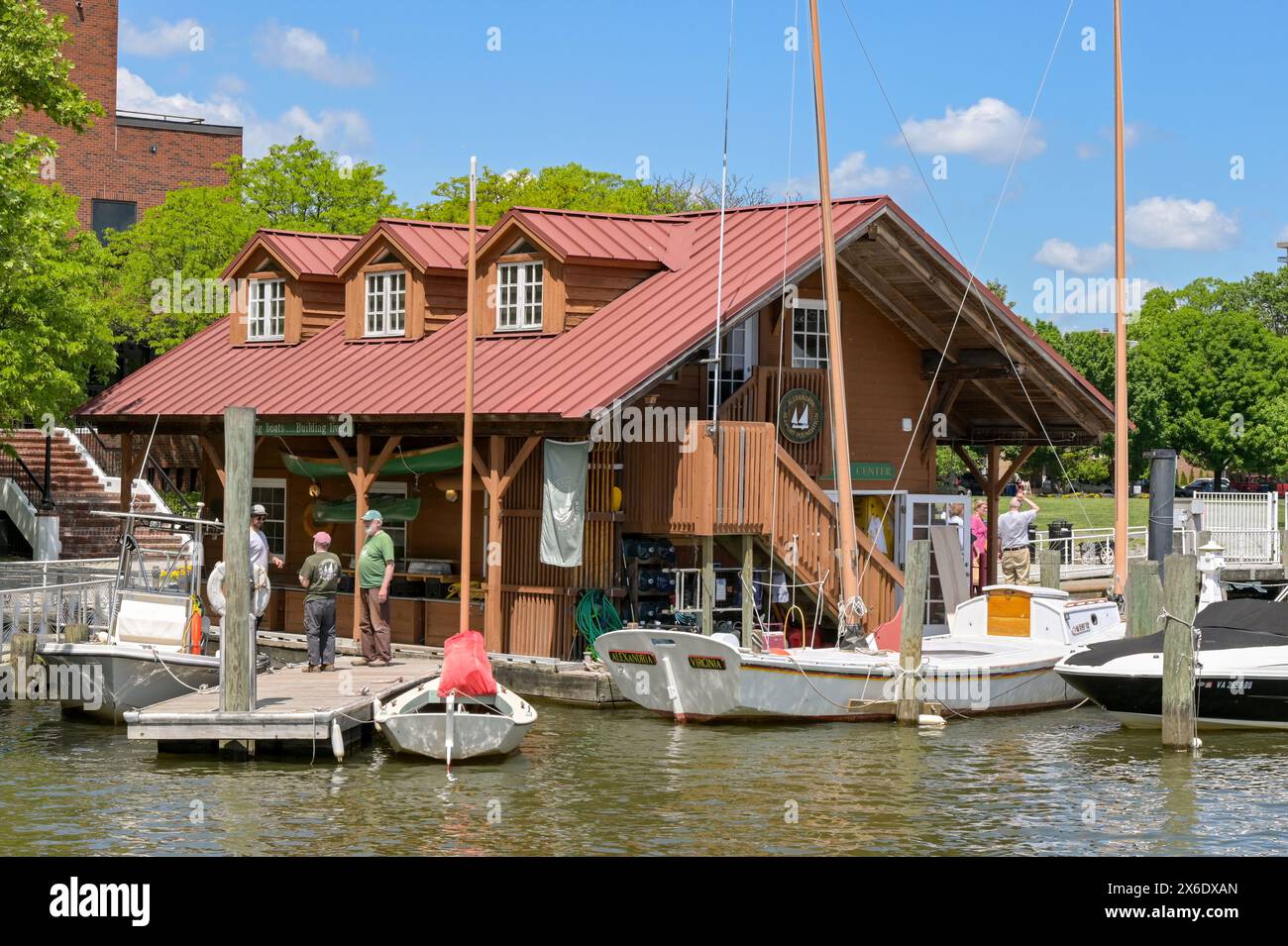 Alexandria, Virginia, USA - 1. Mai 2024: Segelboote stehen neben einem Bootshaus in Alexandria am Potomac River. Stockfoto