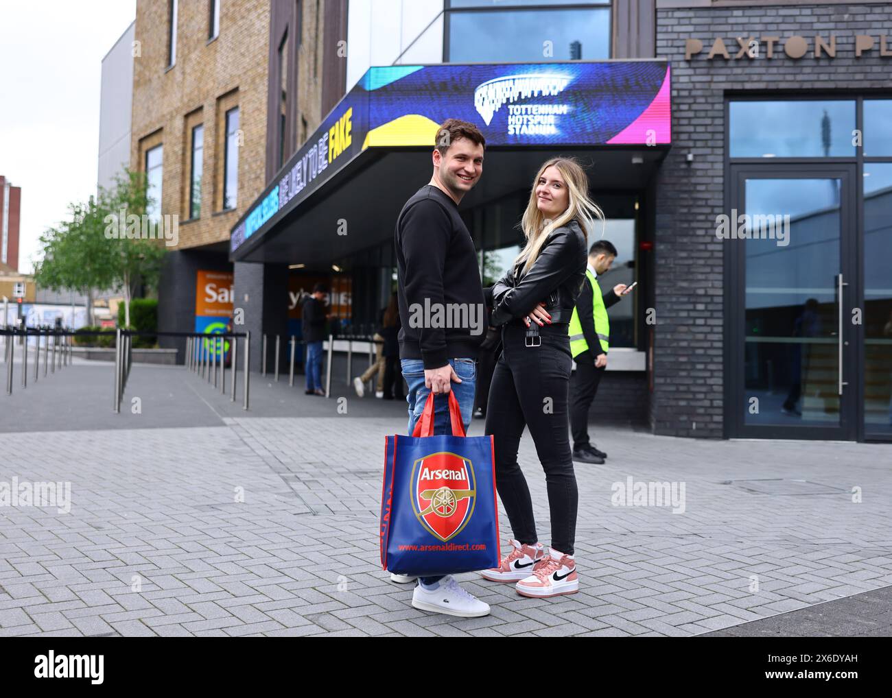 London, Großbritannien. Mai 2024. Arsenal-Fans vor dem Spiel der Premier League im Tottenham Hotspur Stadium, London, in der Nähe des Tottenham Stadions. Der Bildnachweis sollte lauten: David Klein/Sportimage Credit: Sportimage Ltd/Alamy Live News Stockfoto