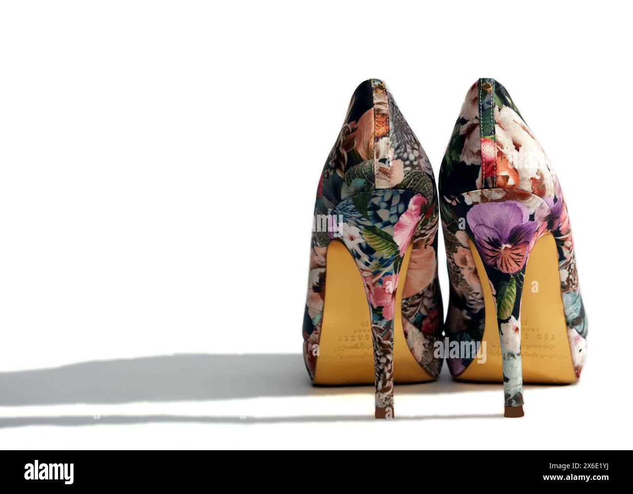 Mansfield, Nottingham, Vereinigtes Königreich, 15. Mai 2024: Studio-Produktbild eines Paar Ted Baker High Heels. Stockfoto