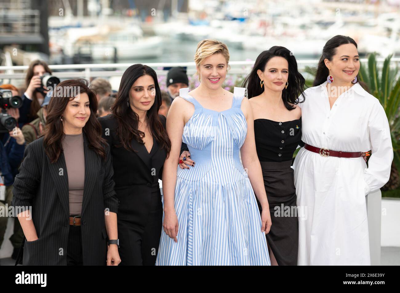 Cannes, Frankreich. Mai 2024. Mitglieder der Jury der 77. Filmfestspiele von Cannes stehen zusammen. Nadin Labaki, Ebru Ceylan, Greta Gerwig, Eva Green und Lily Gladstone sind anwesend. (Foto: Stefanos Kyriazis/NurPhoto) Credit: NurPhoto SRL/Alamy Live News Stockfoto