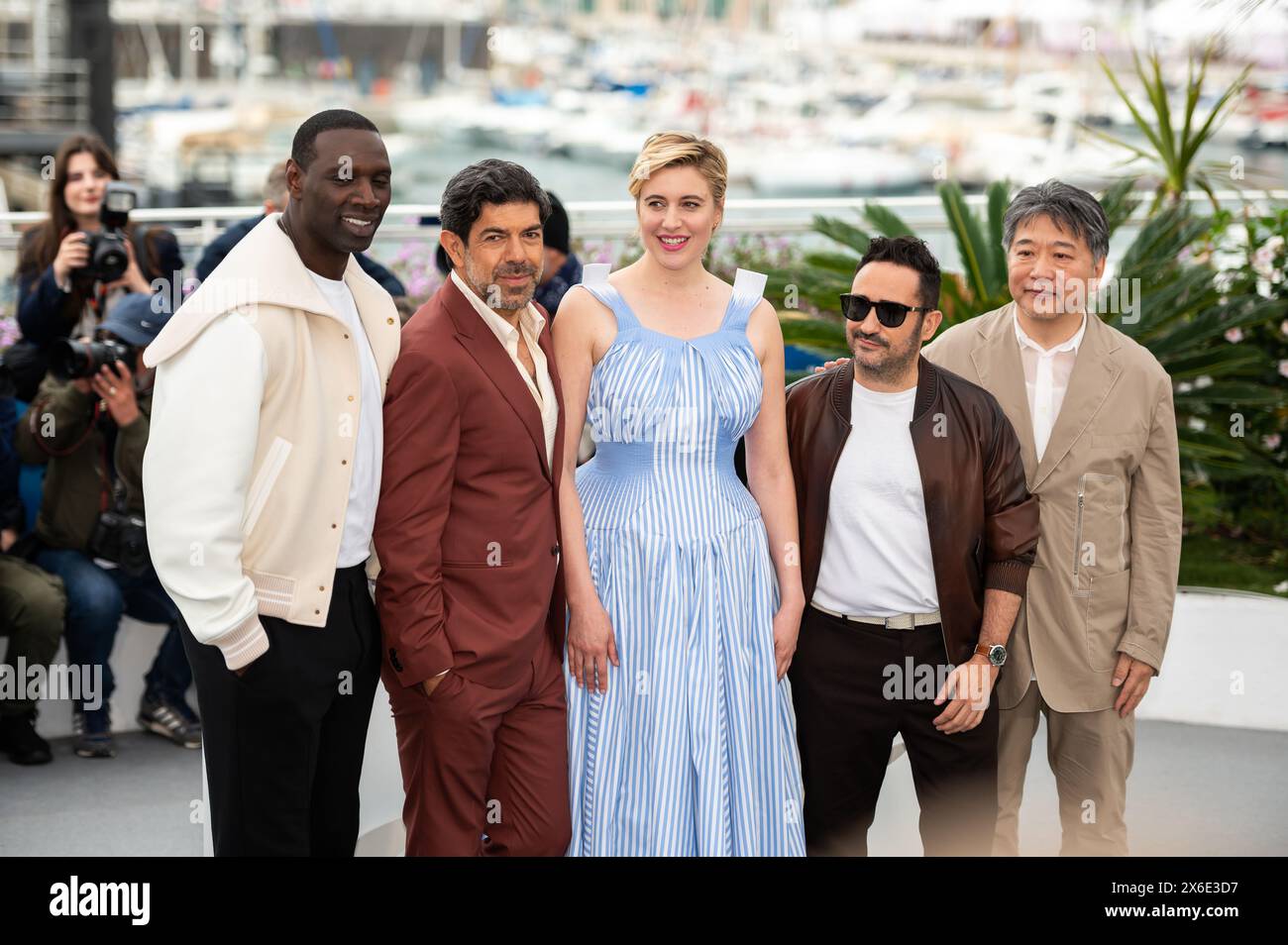 Cannes, Frankreich. Mai 2024. Mitglieder der Jury der 77. Filmfestspiele von Cannes sind u.a. Omar Sy, Piefrancesco Favino, Greta Gerwig, Juan Antonio Bayona und Kore-EDA Hirokazu (Foto: Stefanos Kyriazis/NurPhoto). Quelle: NurPhoto SRL/Alamy Live News Stockfoto