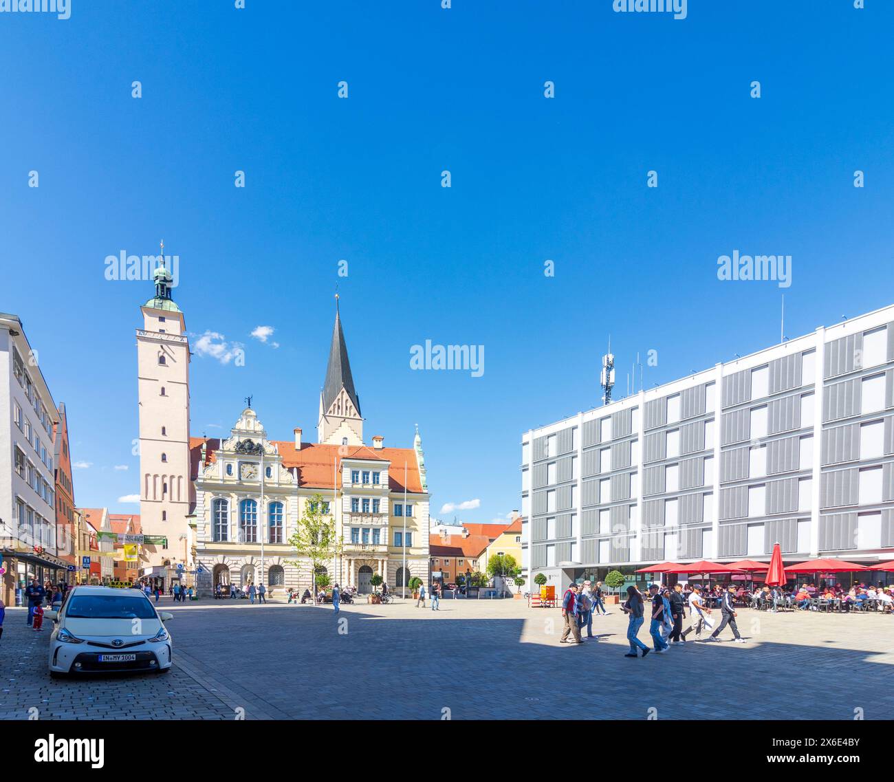 Ingolstadt: Neues Rathaus, altes Rathaus mit Pfeifturm und Kirche St. Moritz in Oberbayern, Oberbayern, Bayern, Bayern, Deutschland Stockfoto