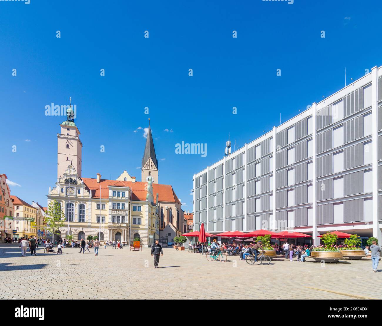 Ingolstadt: Neues Rathaus, altes Rathaus mit Pfeifturm und Kirche St. Moritz in Oberbayern, Oberbayern, Bayern, Bayern, Deutschland Stockfoto