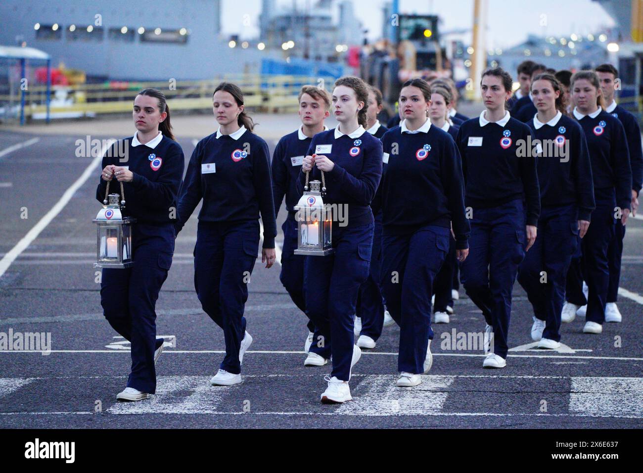 Frankreichs Freedom Flame wird in einer Prozession im internationalen Hafen von Portsmouth getragen. Die Flamme de la Liberte, die normalerweise unter dem Pariser Arc de Triomphe liegt, wurde mit der Fähre nach Portsmouth gebracht, bevor sie nach Arlington, Virginia, USA, abfuhr. Der Umzug ist ein Dank an Großbritannien und die USA im Rahmen der Gedenkfeier zum 80. Jahrestag des D-Day. Bilddatum: Dienstag, 14. Mai 2024. Stockfoto