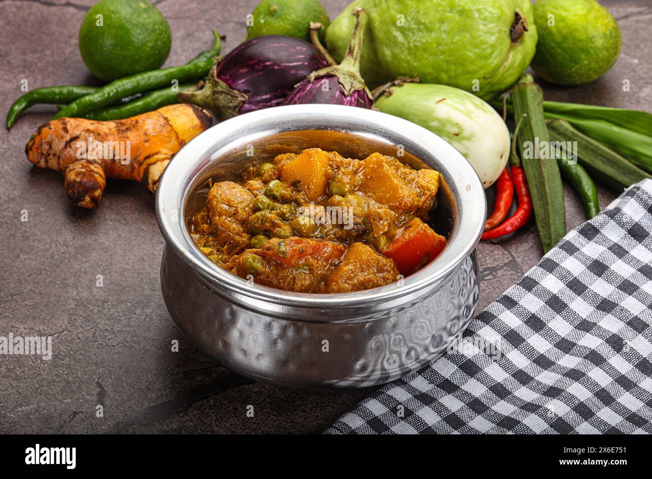 Indische traditionelle Küche Aloo Mutter: Kartoffel mit grünen Erbsen Stockfoto