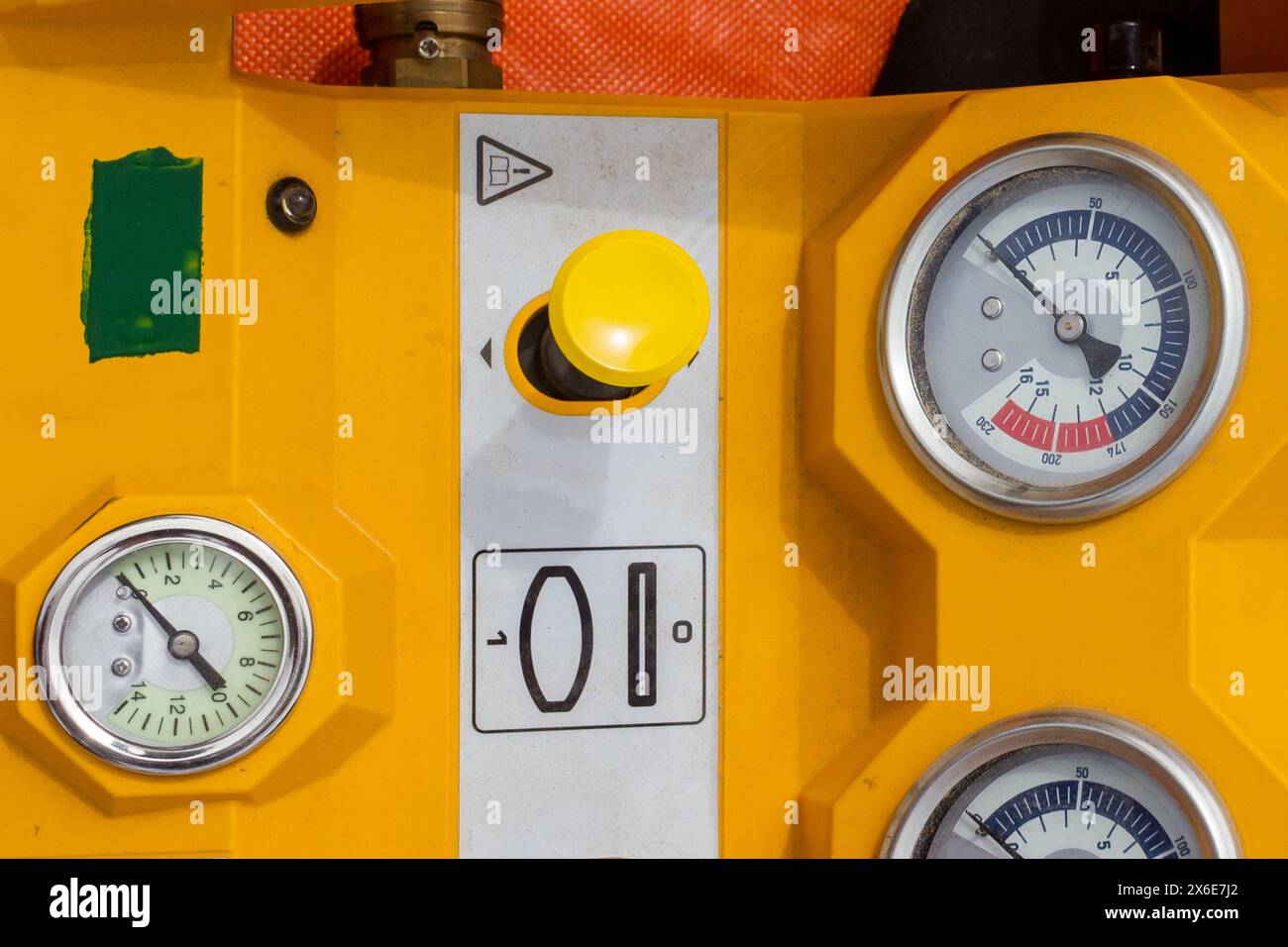 Ein gelbes Manometer für den Luftdruck Stockfoto