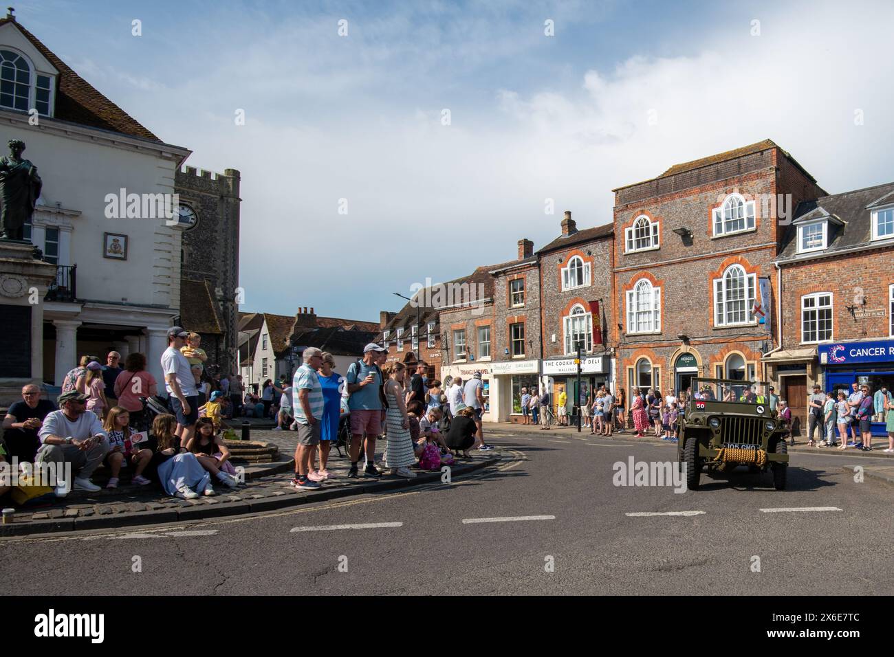 Wallingford, Großbritannien. Sonntag, 12. Mai 2024. Die Menschenmassen versammeln sich, um die Wallingford Car Rally Parade im Zentrum der Stadt zu beobachten, die am Kinecroft endet Stockfoto