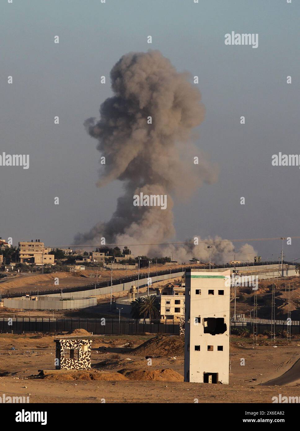 Gaza. Mai 2024. Der Rauch steigt nach israelischen Streiks in Rafah am 14. Mai 2024. Israelische Panzer marschierten am Dienstag in Richtung des Zentrums von Rafah, der südlichsten Stadt im Gazastreifen, als Zehntausende von Einwohnern flohen, um einer israelischen Bodenoffensive zu entgehen, berichtete eine lokale Quelle. Quelle: Khaled Omar/Xinhua/Alamy Live News Stockfoto