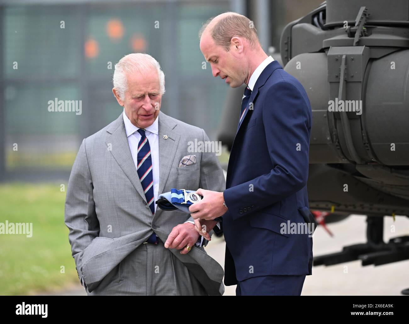 Mittelwallop, England. UK. Mai 2024. König Karl III. Und Prinz William, Prinz von Wales, stehen während der offiziellen Übergabe vor einem Apachen-Hubschrauber, bei dem der König die Rolle des Oberst-in-Chief des Army Corp an Prinz William im Army Aviation Centre übergibt. Anwar Hussein/Alamy Live News Stockfoto