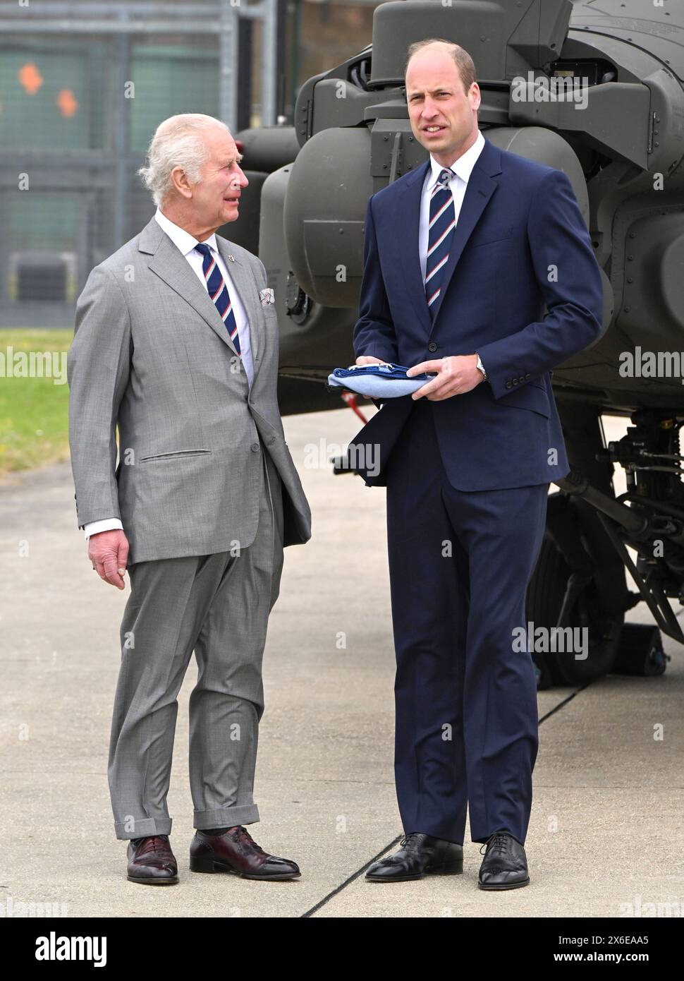 Mittelwallop, England. UK. Mai 2024. König Karl III. Und Prinz William, Prinz von Wales, stehen während der offiziellen Übergabe vor einem Apachen-Hubschrauber, bei dem der König die Rolle des Oberst-in-Chief des Army Corp an Prinz William im Army Aviation Centre übergibt. Anwar Hussein/Alamy Live News Stockfoto