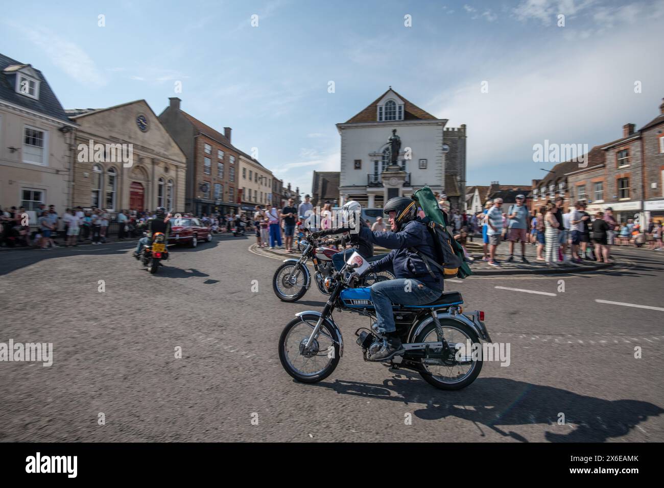 Wallingford, Großbritannien. Sonntag, 12. Mai 2024. Die Menschenmassen versammeln sich, um die Wallingford Car Rally Parade im Zentrum der Stadt zu beobachten, die am Kinecroft endet Stockfoto