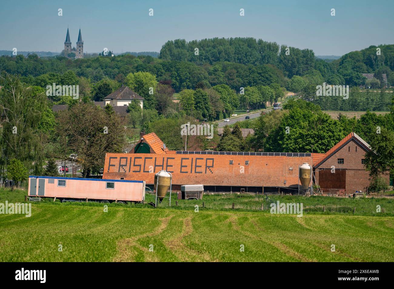 Bauernhof bei Xanten, verkauft frische Eier ab Hof, Hofladen, Höhnshof, Werbung auf dem roten Schindeldach, Dom von Xanten, NRW, Deutschland, Landwirtschaft Eier *** Bauernhof bei Xanten, verkauft frische Eier vom Bauernhof, Hofladen, Höhnshof, Werbung auf dem roten Schindeldach, Dom von Xanten, NRW, Deutschland, landwirtschaftliche Eier Stockfoto