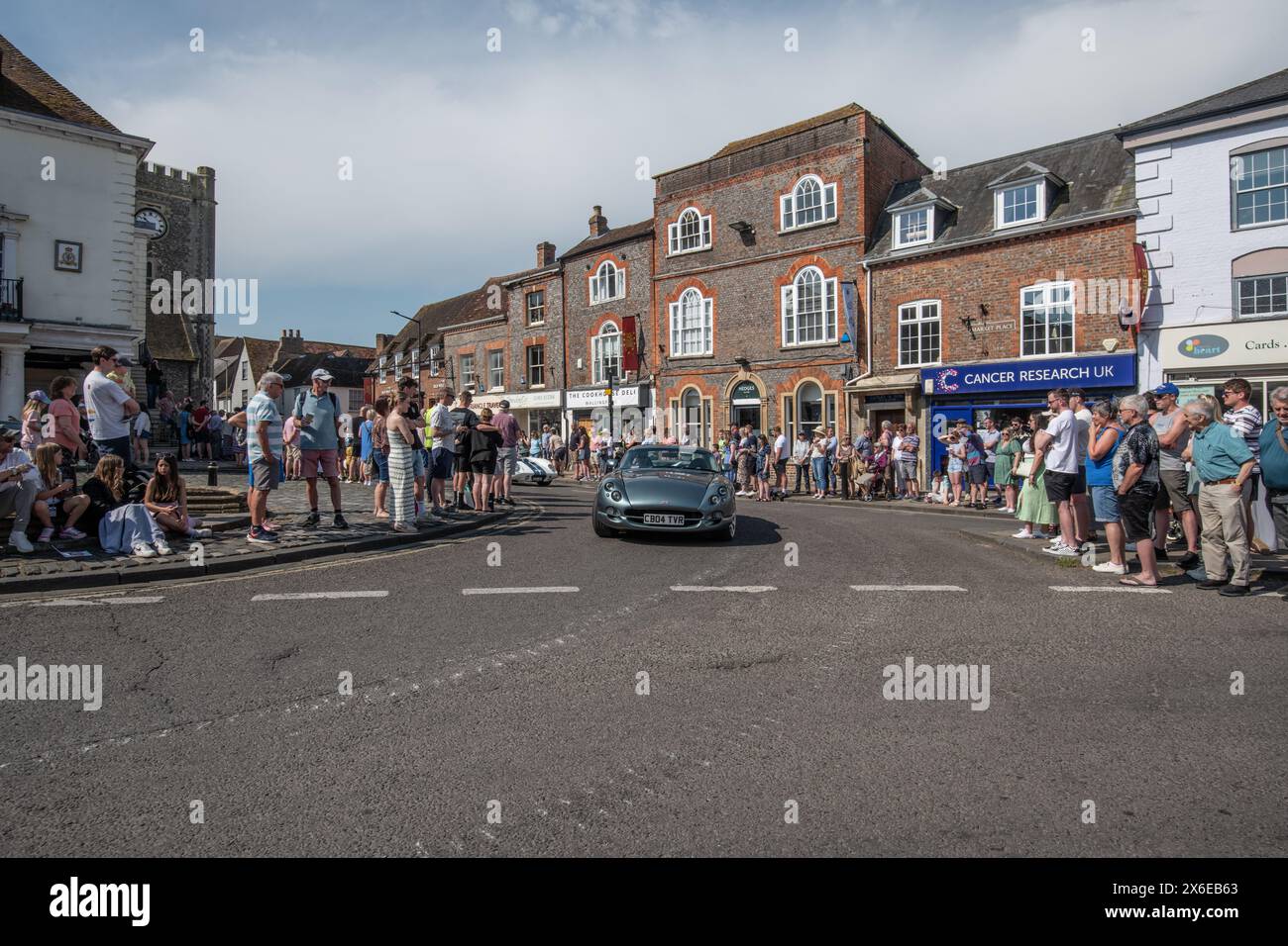 Wallingford, Großbritannien. Sonntag, 12. Mai 2024. Die Menschenmassen versammeln sich, um die Wallingford Car Rally Parade im Zentrum der Stadt zu beobachten, die am Kinecroft endet Stockfoto