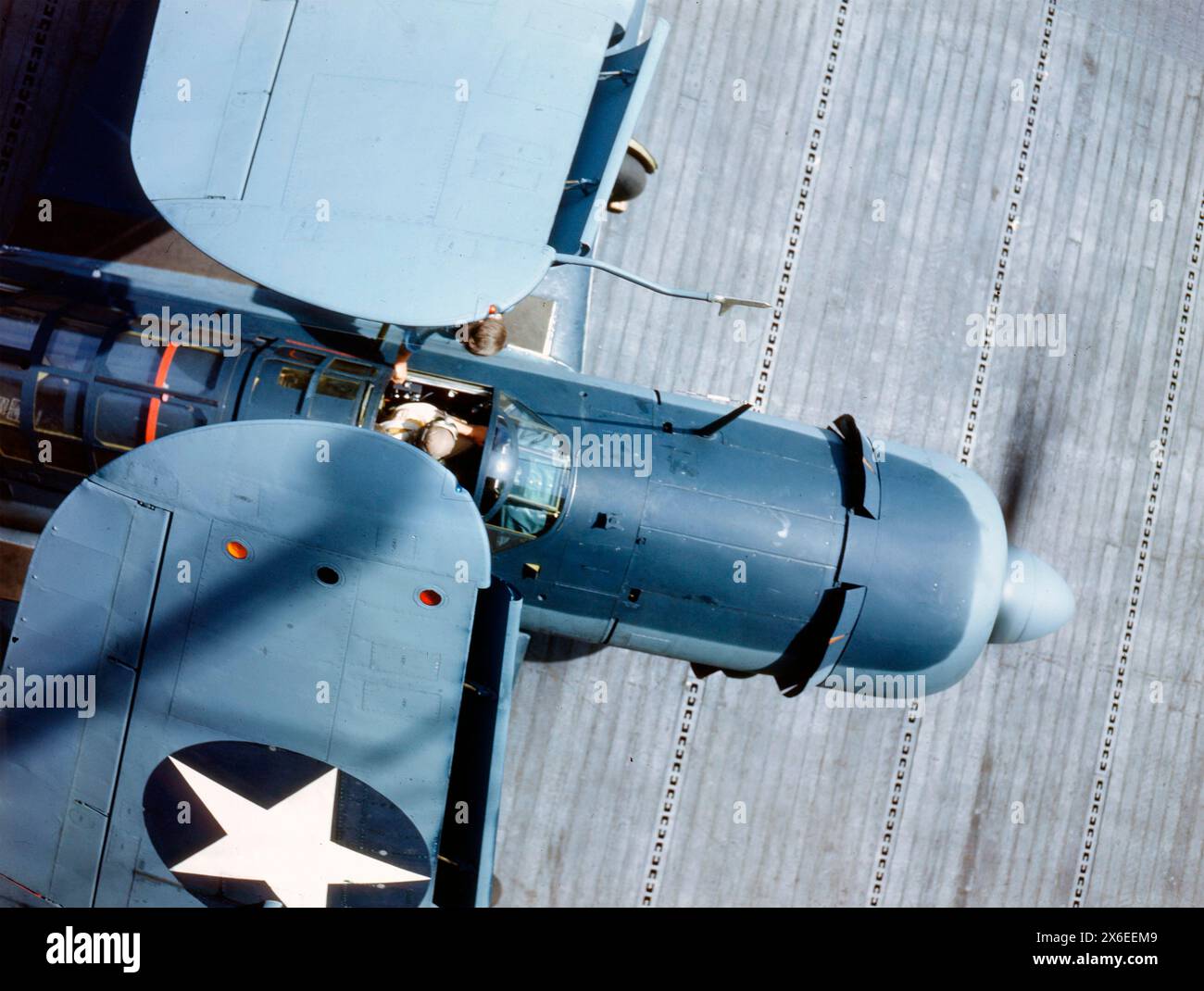 Draufsicht des Piloten beim Aufwärmen des SB2C vor dem Start von der USS Lexington (CV-16) während der Military Action, Juni 1943 Stockfoto