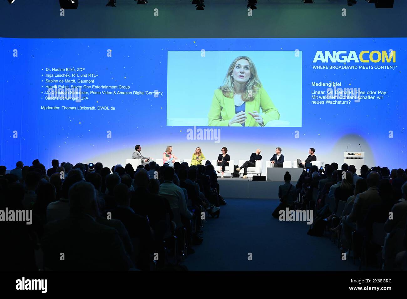 Thomas Lückerath, Chefredakteur, DWDL.de, l-r, Dr. Nadine Bilke, Programmdirektorin, ZDF, Inga Leschek, Programmgeschäftsführerin, RTL, Sabine de Mardt, Geschäftsführerin & Produzentin, Gaumont GmbH, Henrik Pabst, Geschäftsführer und Chief Content Officer, Seven. One Entertainment Group, Dr. Christoph Schneider, Country Director DE/AT & Geschäftsführer, Amazon Digital Germany GmbH, Prime Video und Sascha Schwingel,CEO,UFA auf dem Panel zum Thema Mediengipfel: Linear, on Demand, Free oder Pay mit welchem Content schaffen wir neues Wachstum auf der Anagacom, Europas führende Kongressmesse für Breitba Stockfoto