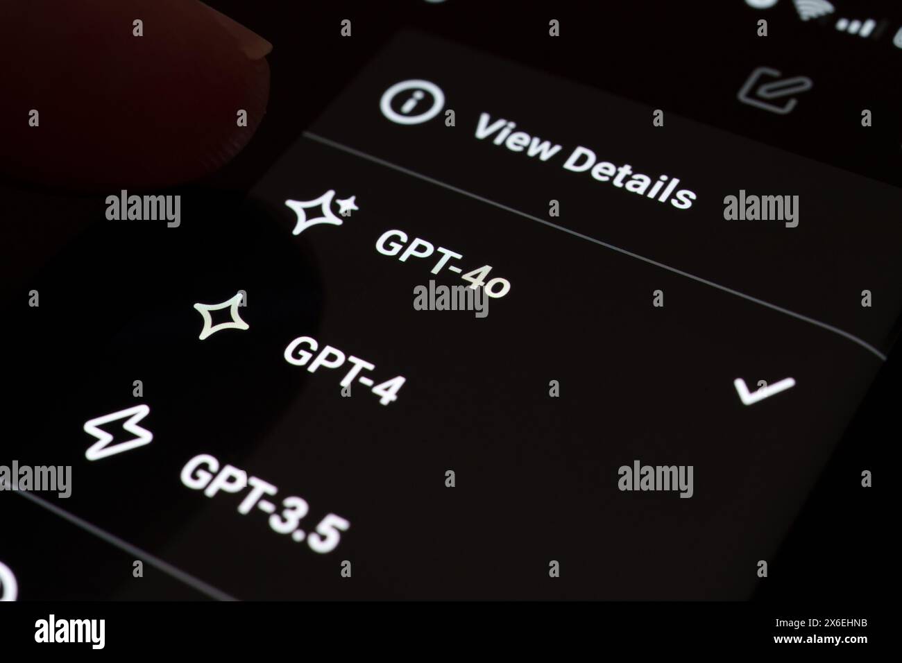 GPT-4o Modell mit GPT-4 und GPT-3,5 in der ChatGPT App auf dem Smartphone. Auswahl zwischen Sprachmodellen im bezahlten OpenAI-Konto. Stafford, Vereinigte Staaten Stockfoto