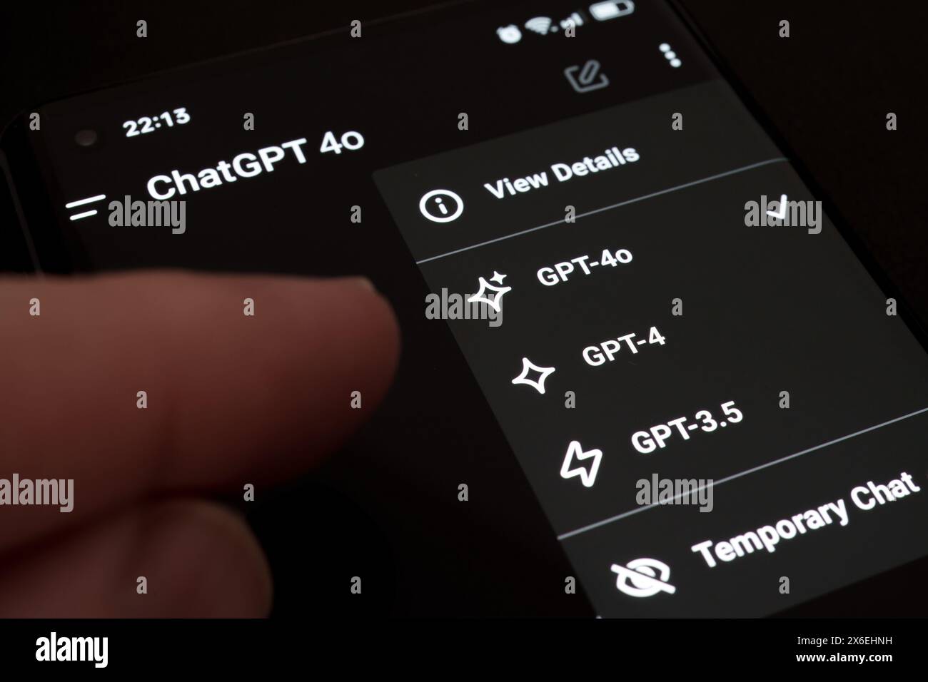 GPT-4o Modell mit GPT-4 und GPT-3,5 in der ChatGPT App auf dem Smartphone. Auswahl zwischen Sprachmodellen im bezahlten OpenAI-Konto. Stafford, Vereinigte Staaten Stockfoto