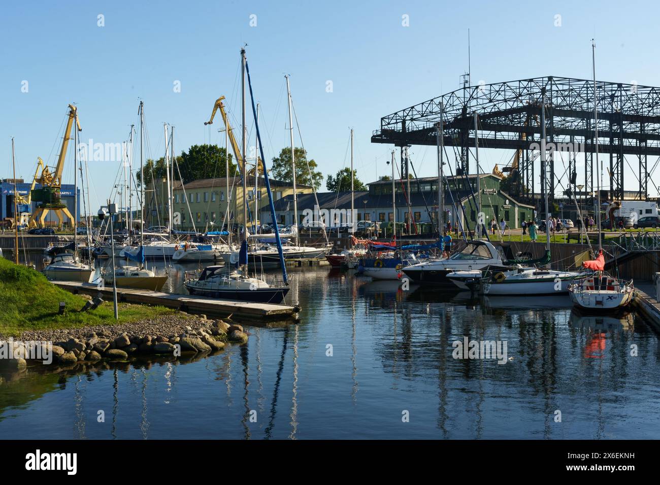 Klaipeda, Litauen - 11. August 2023: Zahlreiche Boote legen in einem belebten Hafen neben einer Brücke an, was eine geschäftige maritime Szene zeigt. Stockfoto