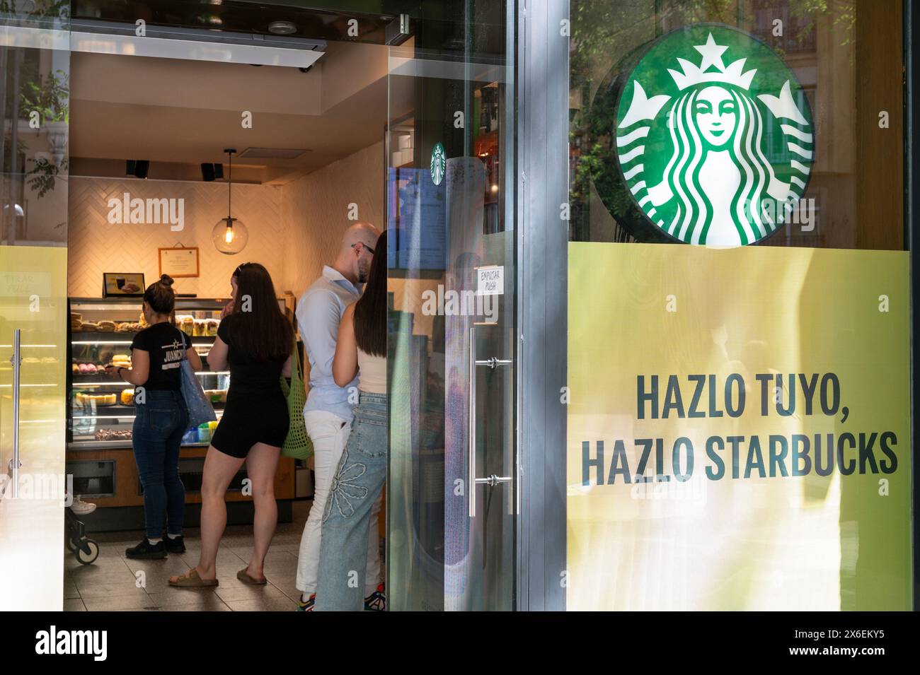 Gäste werden in der amerikanischen multinationalen Kette Starbucks Coffee Store in Spanien gesehen. Stockfoto