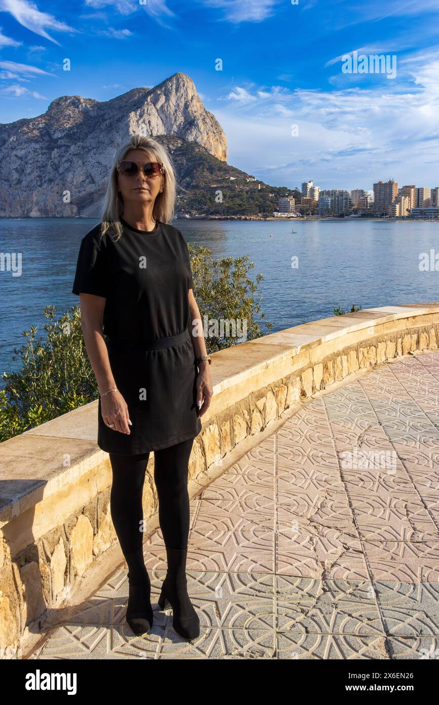 Dieses Porträt fängt das Wesen einer wunderschönen Frau in der spanischen Stadt Calpe ein, mit dem majestätischen Mount Ifach Stockfoto