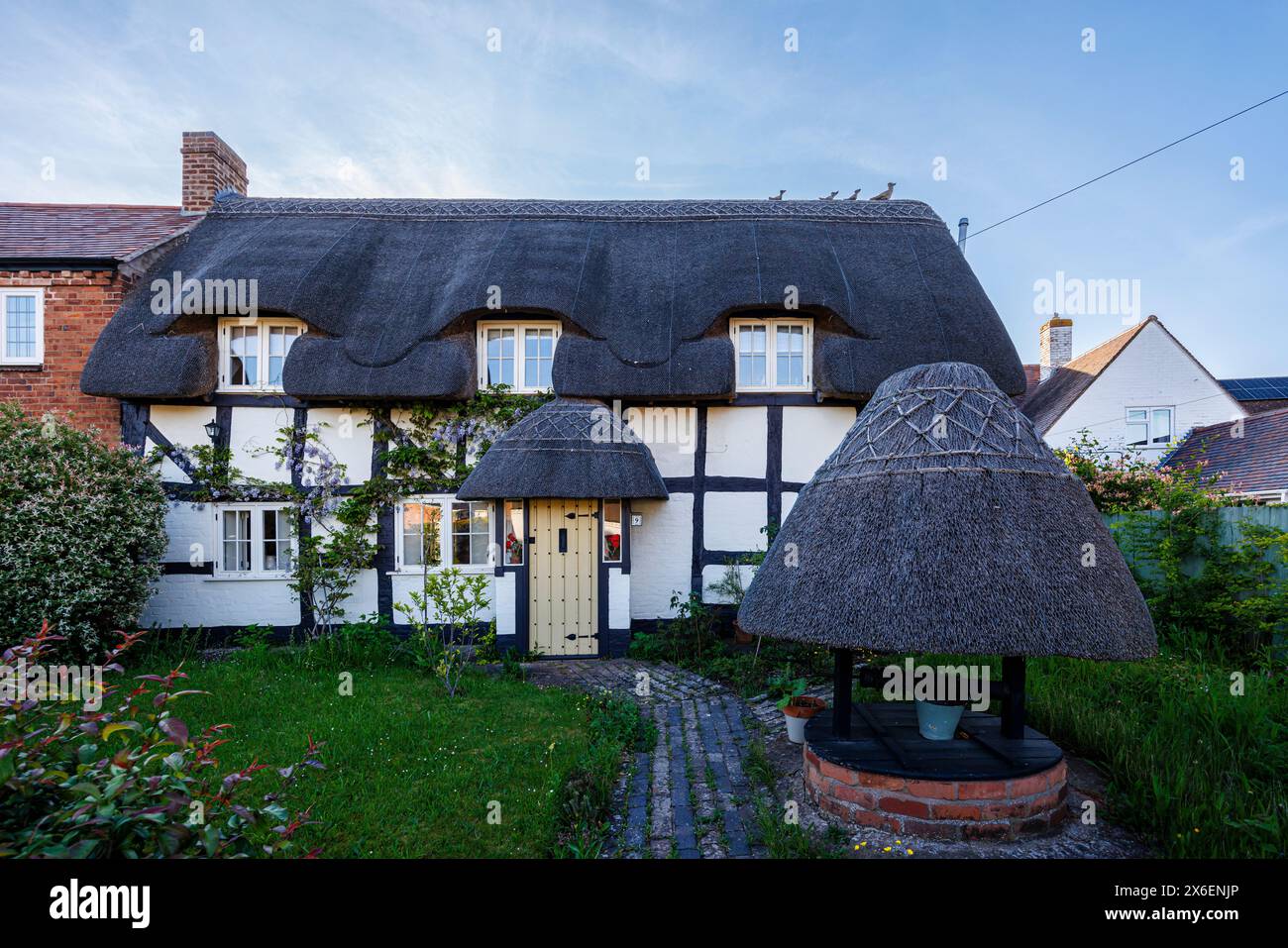 Die Vorderseite eines hübschen, mit Strohdach versehenen, weißen Fachwerkhauses in Callow End, einem Dorf im Malvern Hills District von Worcestershire, England Stockfoto