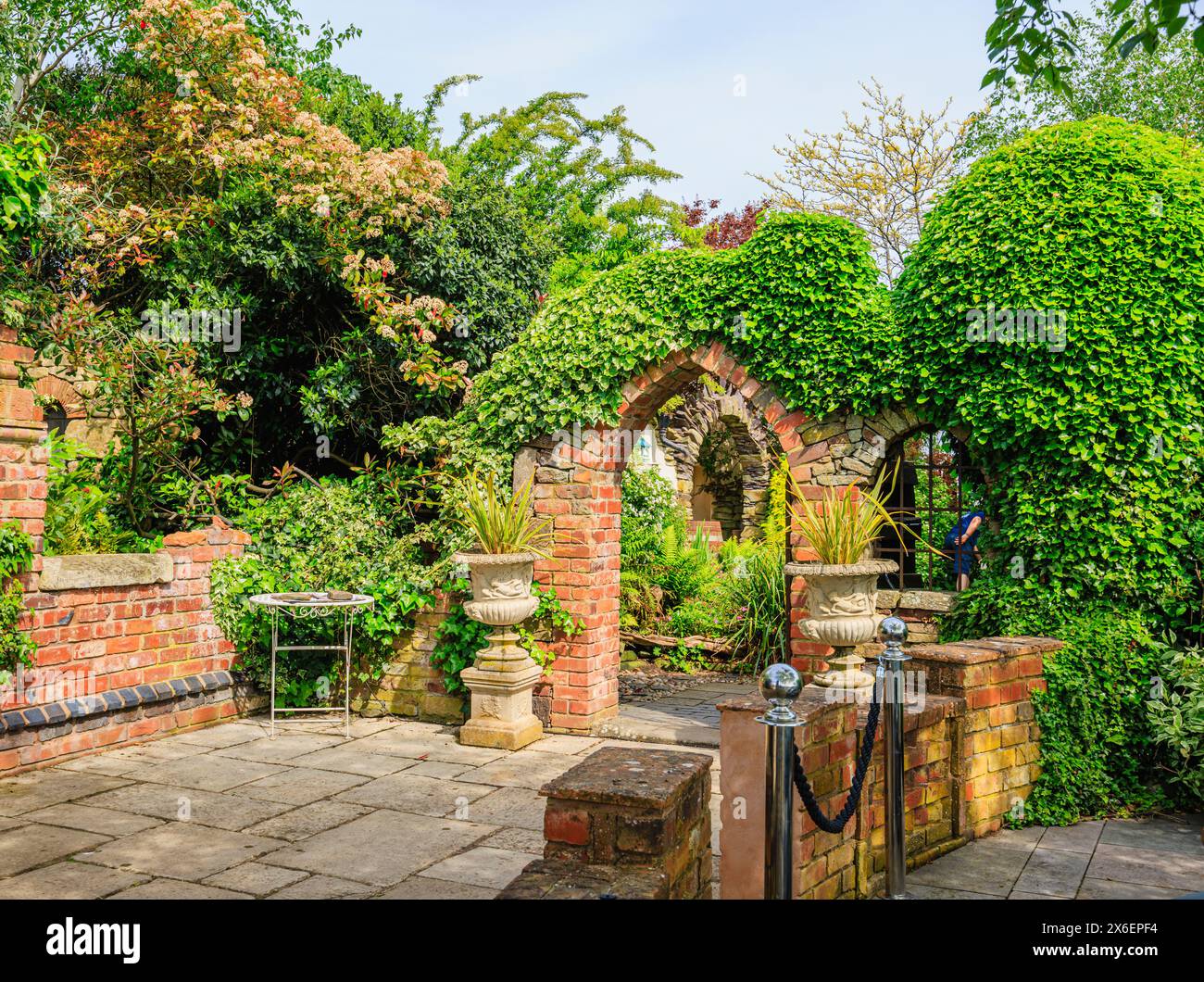 Alchemy Gardens, ein ständiger Schaugarten beim RHS Malvern Spring Festival auf dem Three Counties Showground, Malvern Stockfoto