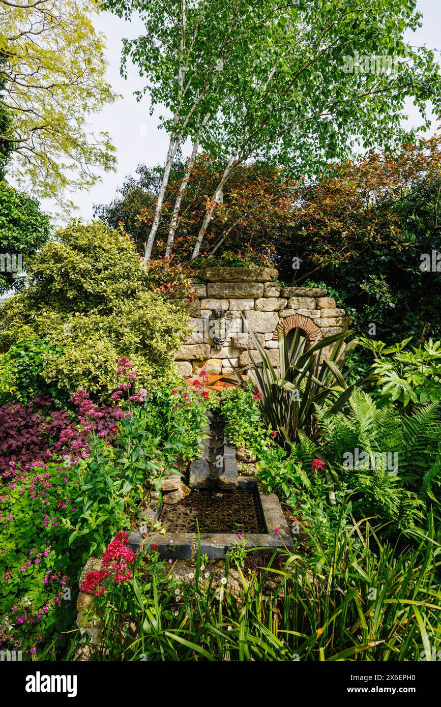 Wasserspiel in Alchemy Gardens, einem permanenten Schaugarten beim RHS Malvern Spring Festival auf dem Three Counties Showground, Malvern Stockfoto