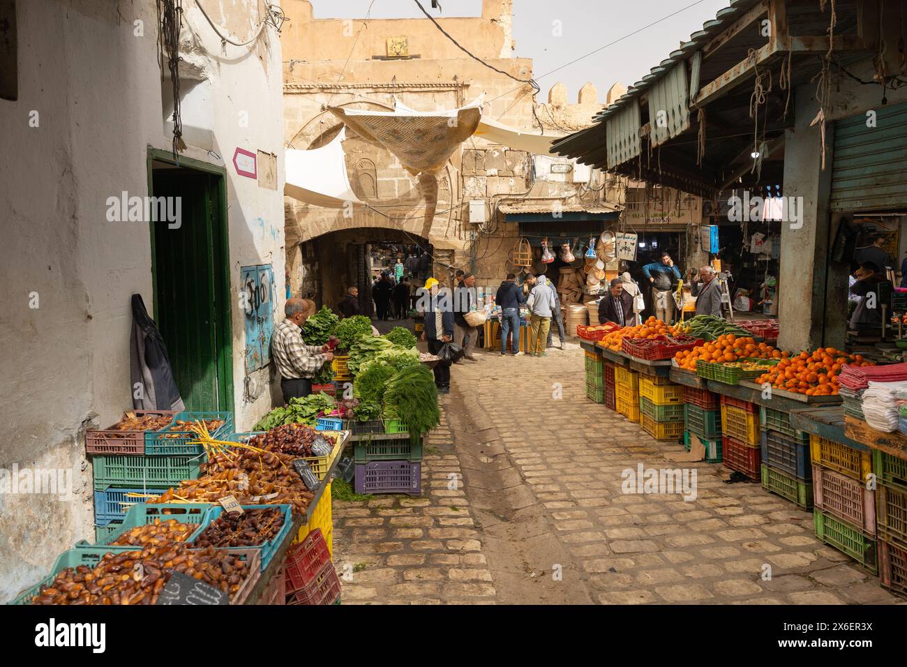 Lokaler Gemüsemarkt unter freiem Himmel in der Nähe des Bab Jebli Tores in der Medina von Sfax Stockfoto