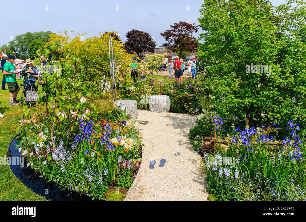 Der „Macmillan Legacy Garden“, ein Showgarten (Silbermedaille) beim RHS Malvern Spring Festival auf dem Three Counties Showground, Malvern Stockfoto