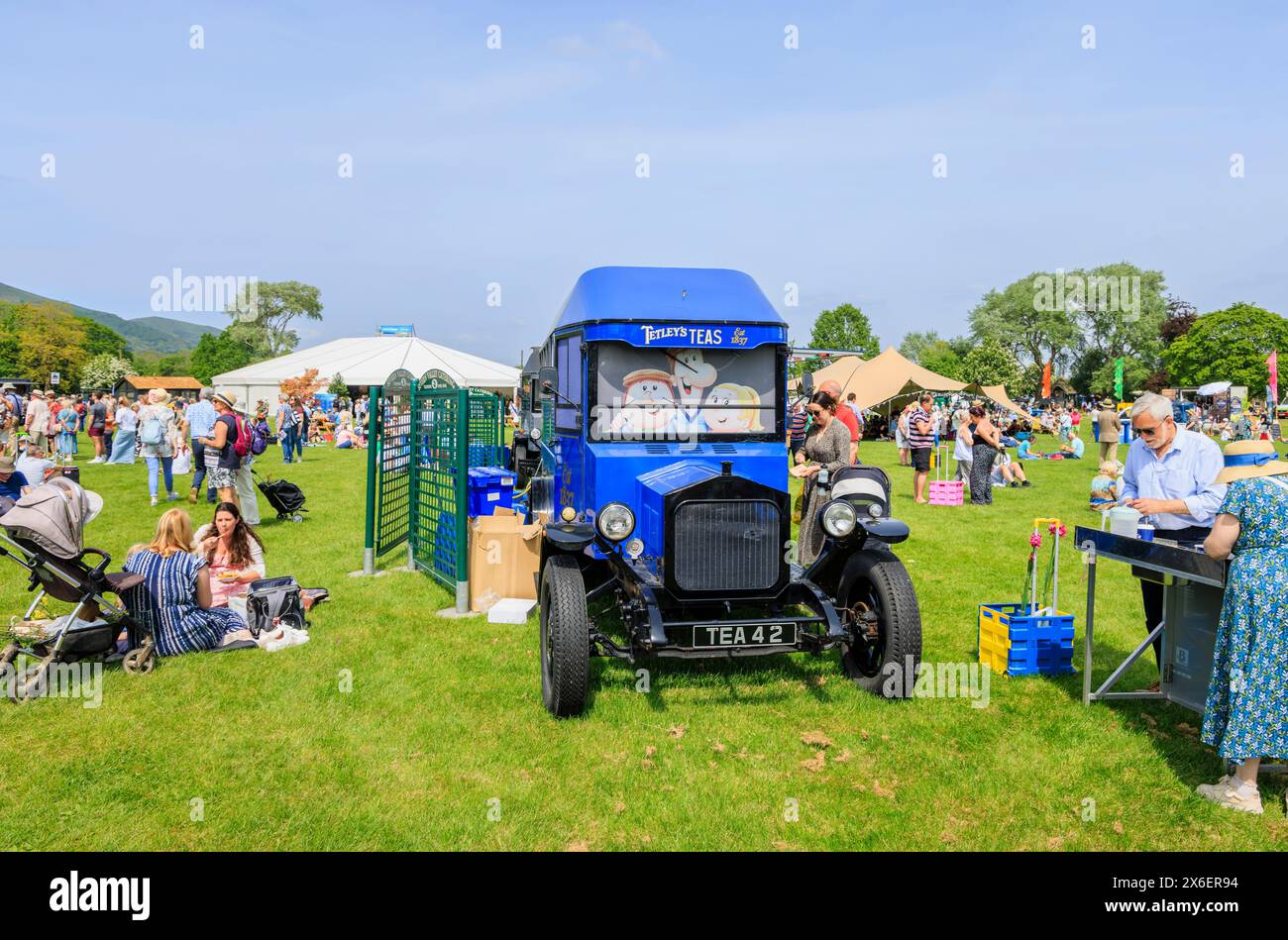Blue Vintage Tetley's Teas Van, der Tees und Erfrischungen beim RHS Malvern Spring Festival auf dem Three Counties Showground in Malvern verkauft Stockfoto