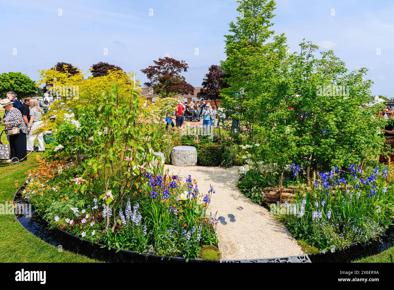 Der „Macmillan Legacy Garden“, ein Showgarten (Silbermedaille) beim RHS Malvern Spring Festival auf dem Three Counties Showground, Malvern Stockfoto