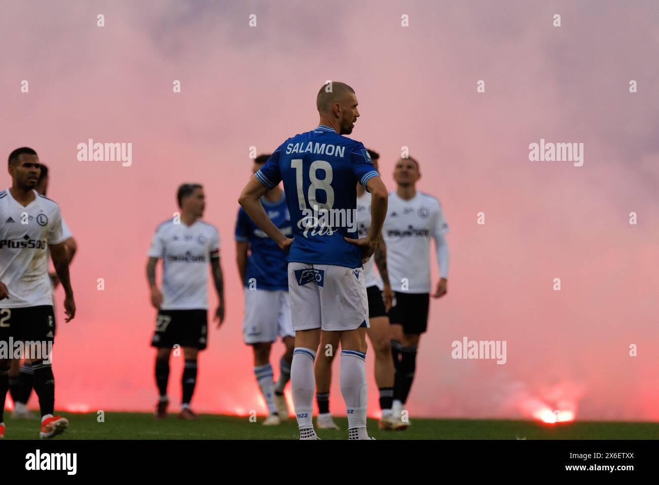 Die Fans unterbrechen während des PKO BP Ekstraklasa Spiels zwischen Lech Poznan und Legia Warszawa im Enea Stadium, Poznan, Polen (Maciej Rogowski) Stockfoto