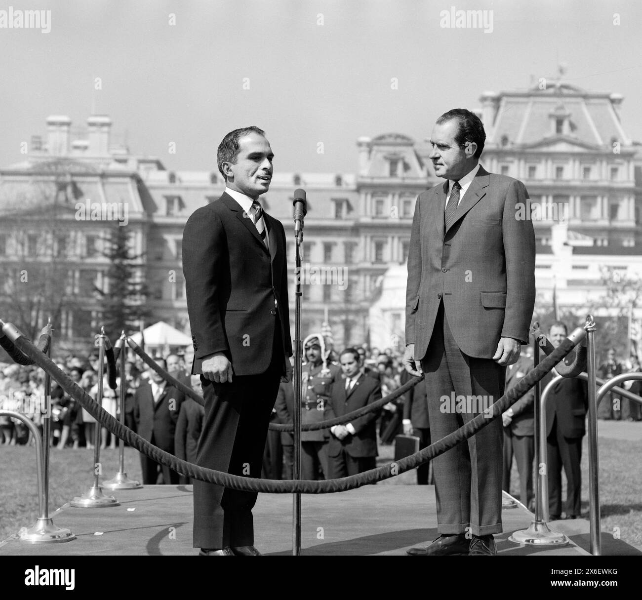 US-Präsident Richard Nixon und König Hussein von Jordanien stehen auf einer erhöhten Plattform vor dem Old Executive Office Building in Washington, D.C., USA, Robert H. McNeill, Robert H. McNeill Family Collection, 8. April 1969 Stockfoto