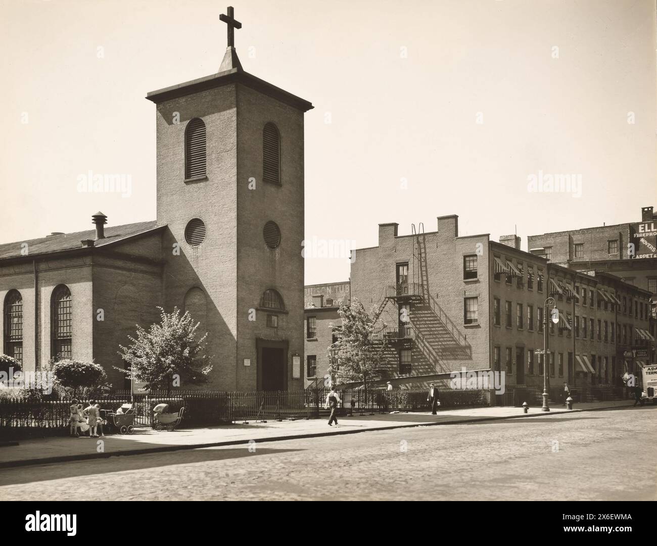 St. Luke's Chapel and Old Houses, Hudson Street, Ecke Grove Street, New York City, New York, USA, Berenice Abbott, Federal Art Project, Changing New York, Juni 1936 Stockfoto