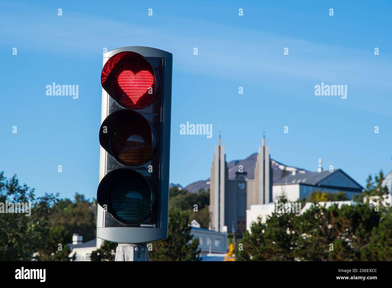 Herzförmige Ampel im Stadtzentrum von Akureyri Stockfoto