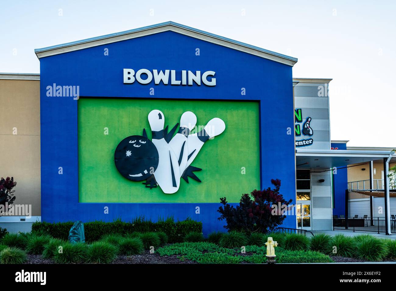 Zehn-Pin-Fun-Center in der kalifornischen Stadt Turlock im Central Valley mit Arkaden, Bowling-Tagungsräumen, Laser-Tag und privaten Partys Stockfoto