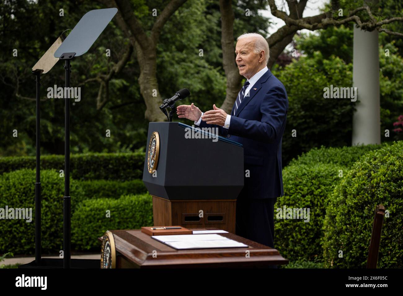 Washington, DC. 14. Mai 2024. US-Präsident Joe Biden spricht während einer Veranstaltung im Rose Garden im Weißen Haus am 14. Mai 2024 in Washington. DC. der Präsident kündigt erhöhte Zölle auf bestimmte aus China importierte Waren wie Aluminium und Stahl sowie eine erhebliche Erhöhung auf chinesische elektronische Fahrzeuge (EV) an. Quelle: Samuel Corum/Pool über CNP/dpa/Alamy Live News Stockfoto