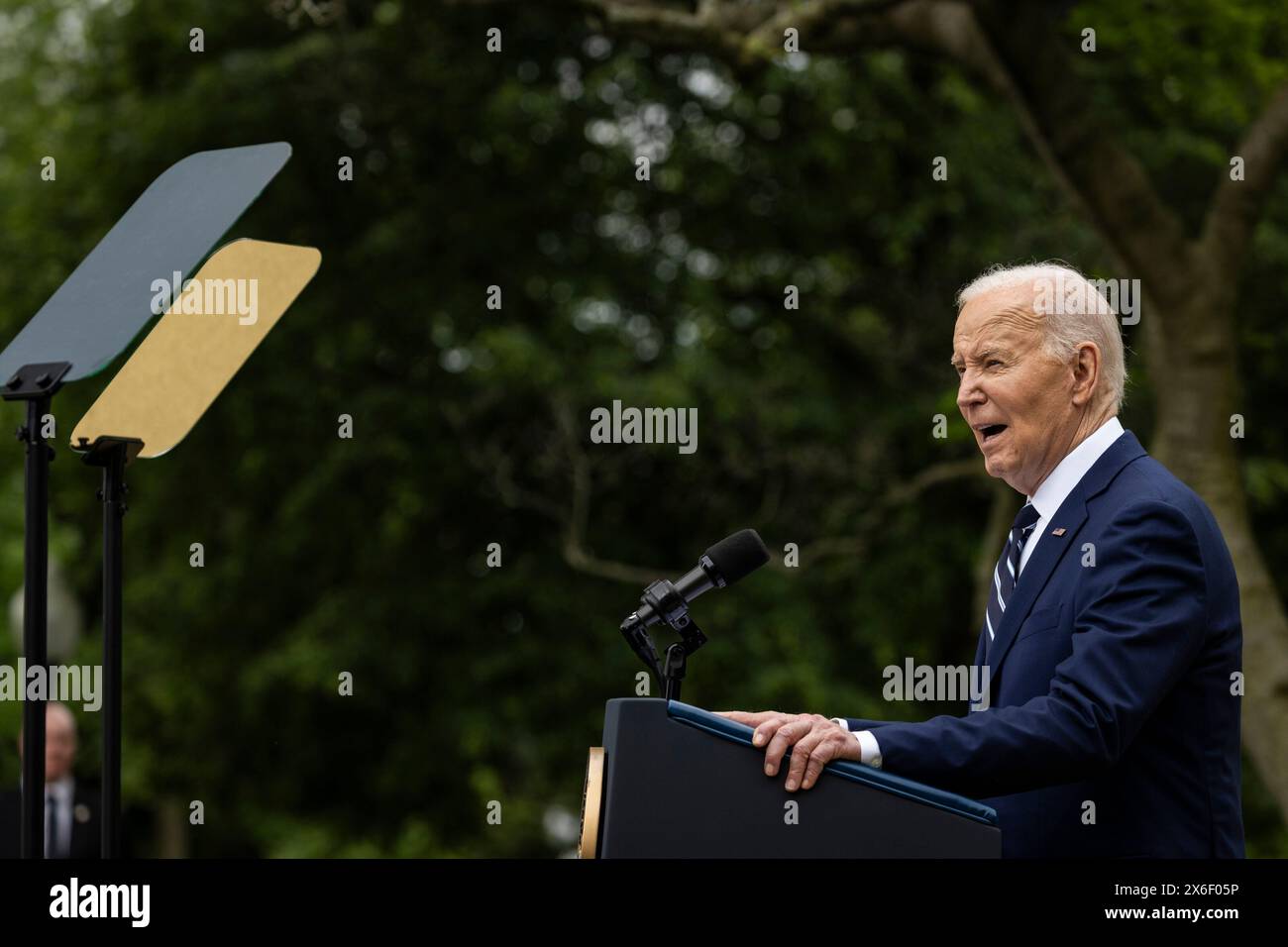 Washington, DC. 14. Mai 2024. US-Präsident Joe Biden spricht während einer Veranstaltung im Rose Garden im Weißen Haus am 14. Mai 2024 in Washington. DC. der Präsident kündigt erhöhte Zölle auf bestimmte aus China importierte Waren wie Aluminium und Stahl sowie eine erhebliche Erhöhung auf chinesische elektronische Fahrzeuge (EV) an. Quelle: Samuel Corum/Pool über CNP/dpa/Alamy Live News Stockfoto