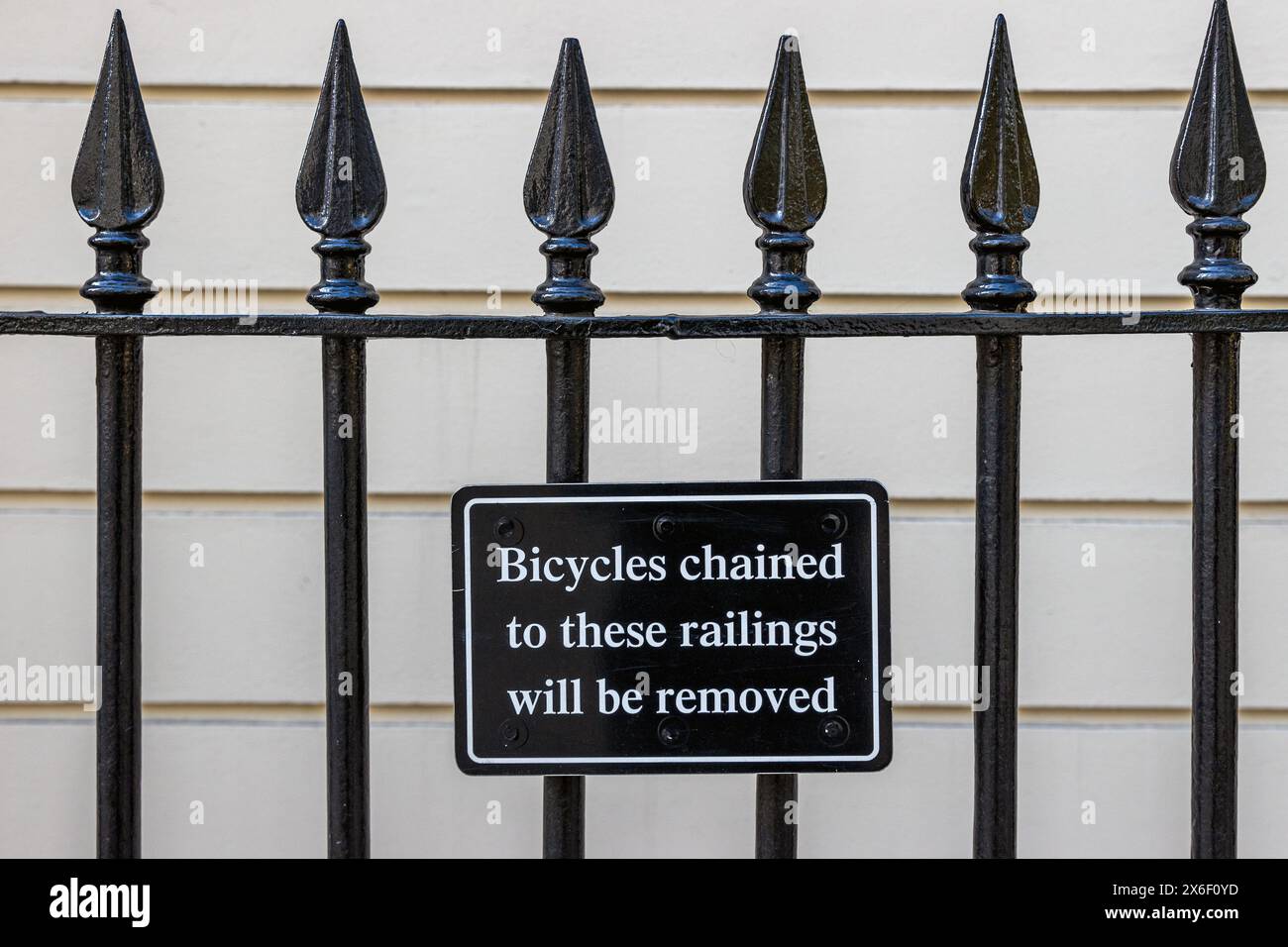 Fahrräder, die an Geländer gekettet sind, werden am Montag, 29. April 2024 entfernt. Foto: David Rowland / One-Image.com Stockfoto