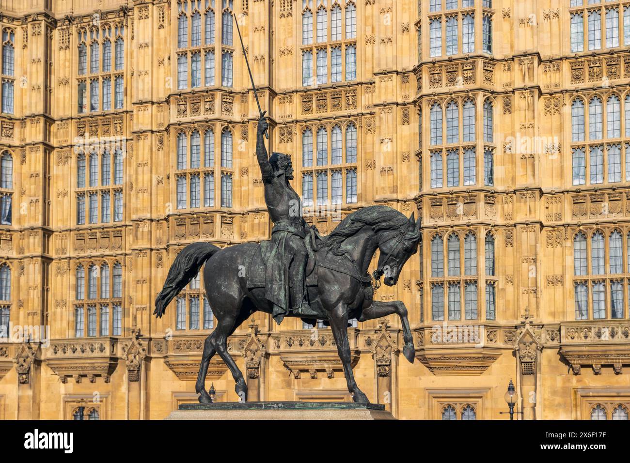 Statue von Richard I. von England, Houses of Parliament, London, Montag, 29. April, 2024. Foto: David Rowland / One-Image.com Stockfoto