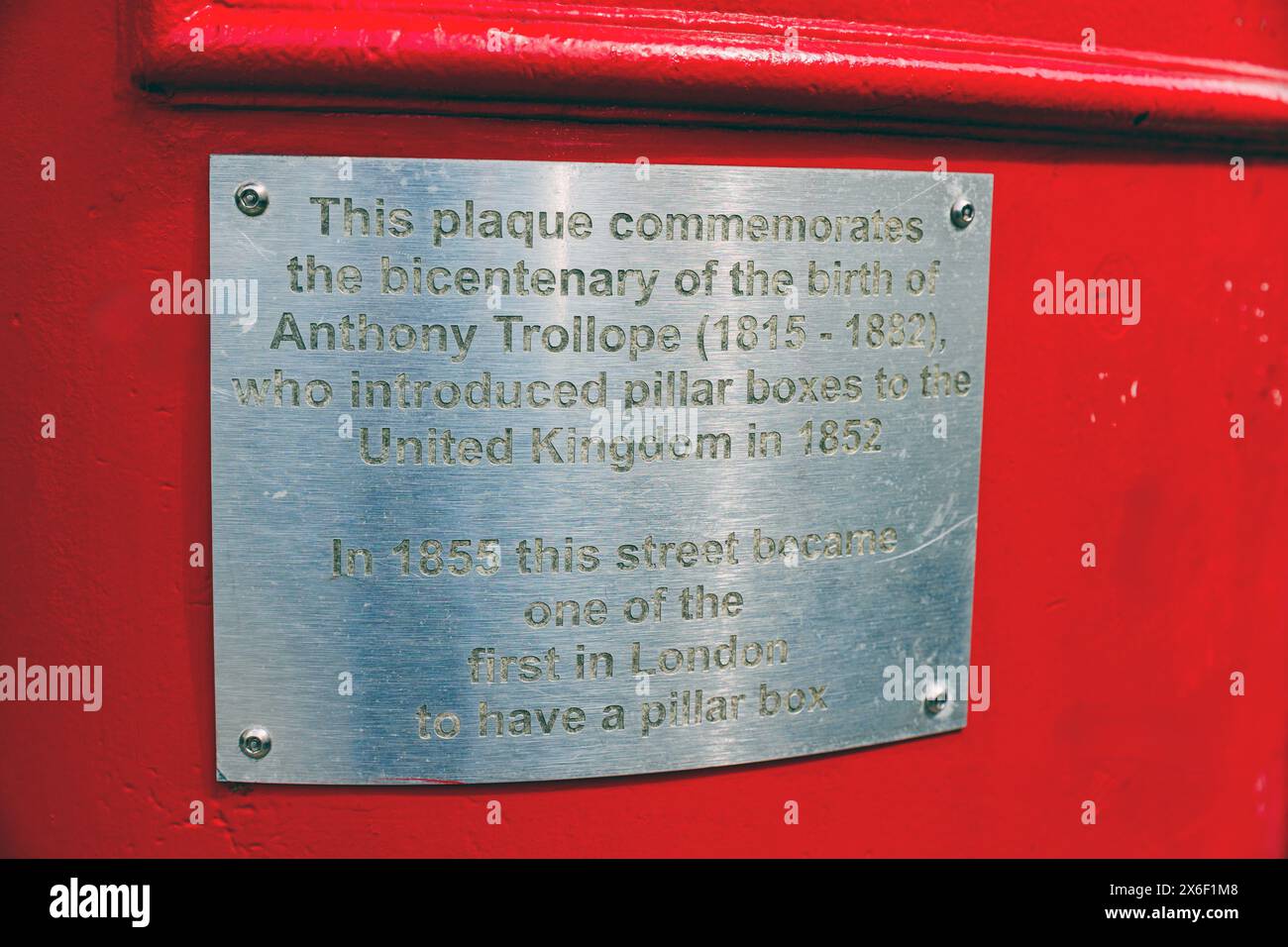 Plakette auf Briefkasten für Anthony Trollope, Pall Mall, London, Mittwoch, 01. Mai, 2024. Foto: David Rowland / One-Image.com Stockfoto