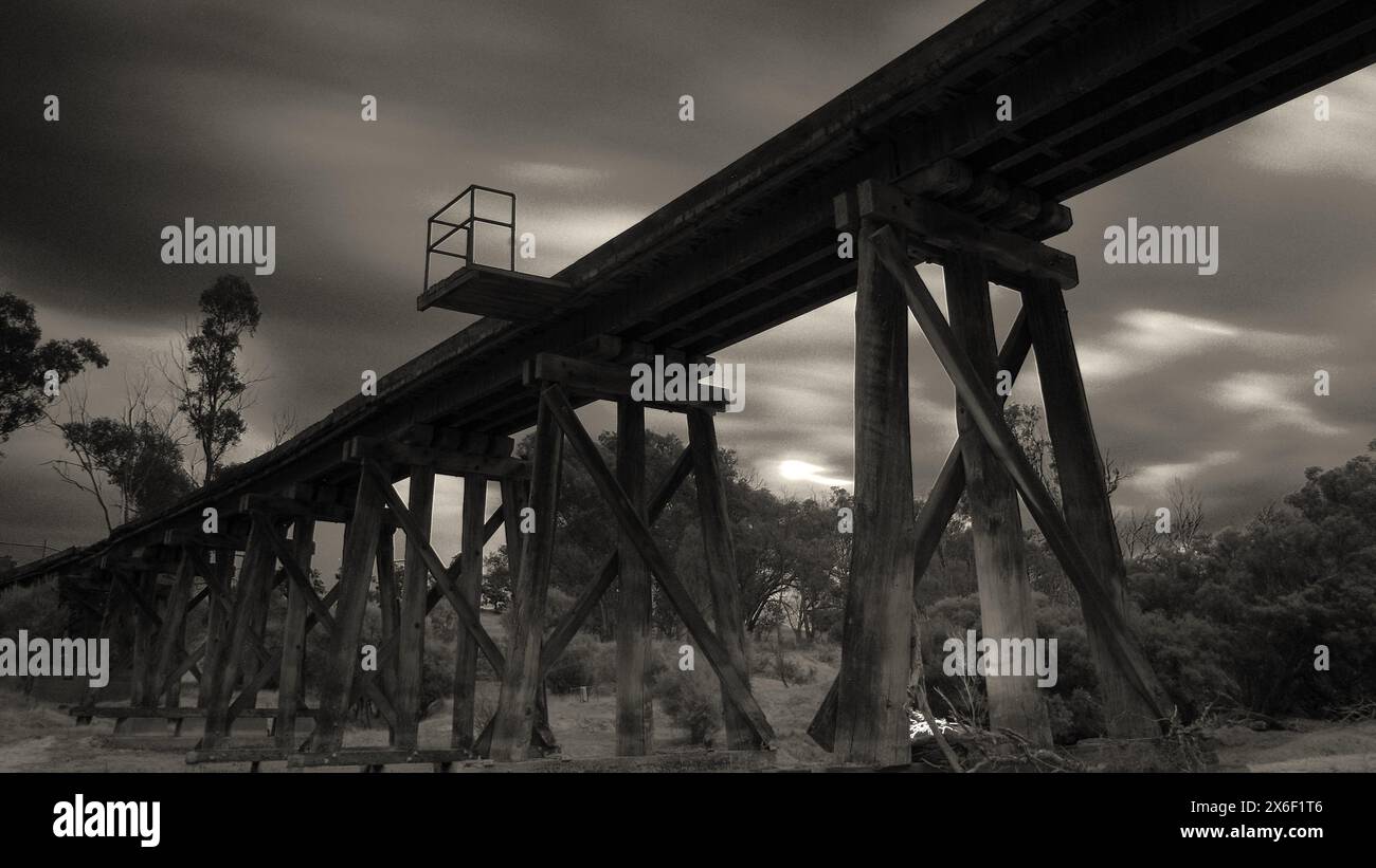 Schwarzweiß-Langzeitbelichtung einer stillgelegten Eisenbahnbrücke Stockfoto