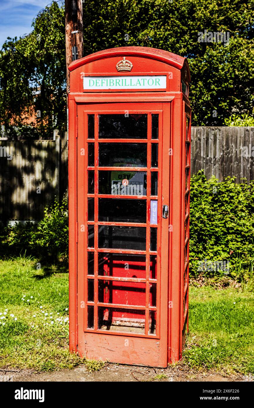 Defibrillator in einer roten Telefonbox, Hertford Heath, Sonntag, 05. Mai 2024.Foto: David Rowland / One-Image.com Stockfoto