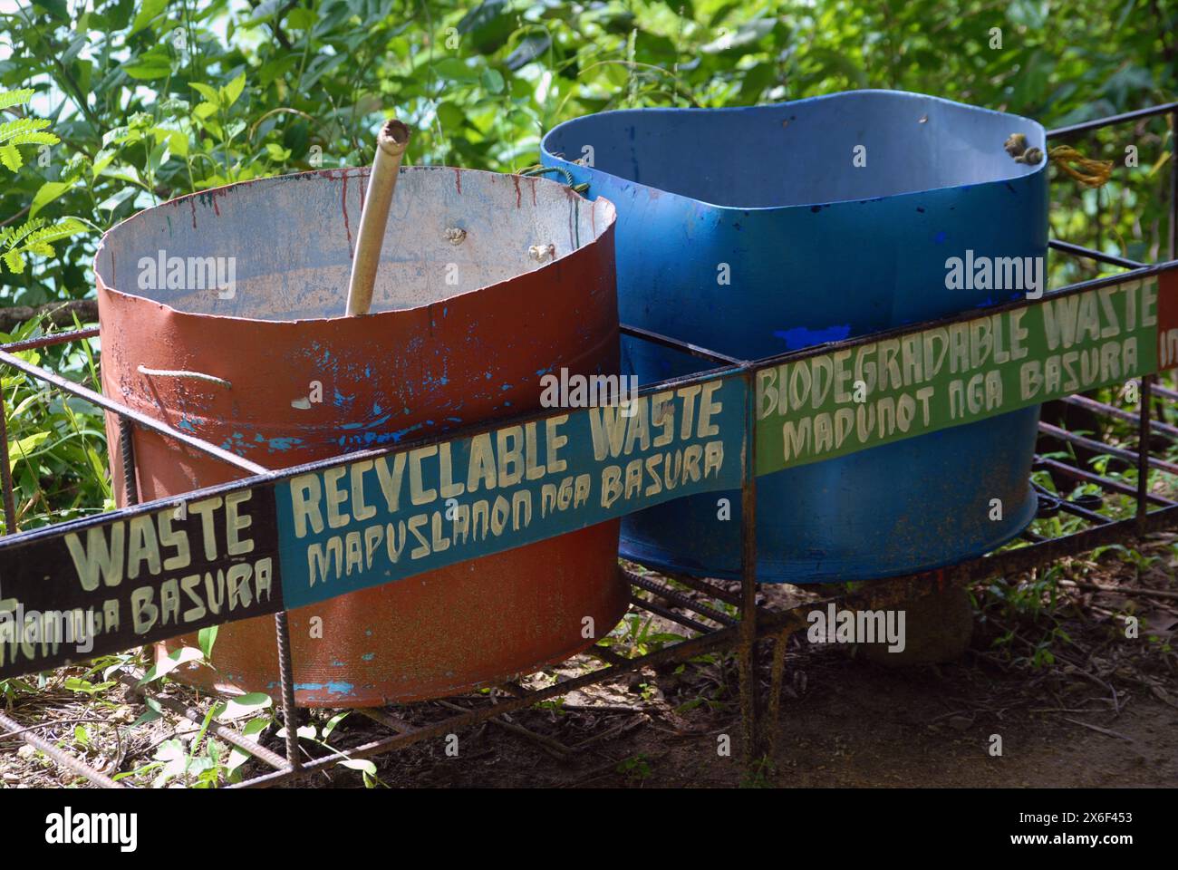 Mülltonnen für Recycling, Guimaras, Provinz Guimaras, Western Visayas, Philippinen. Stockfoto