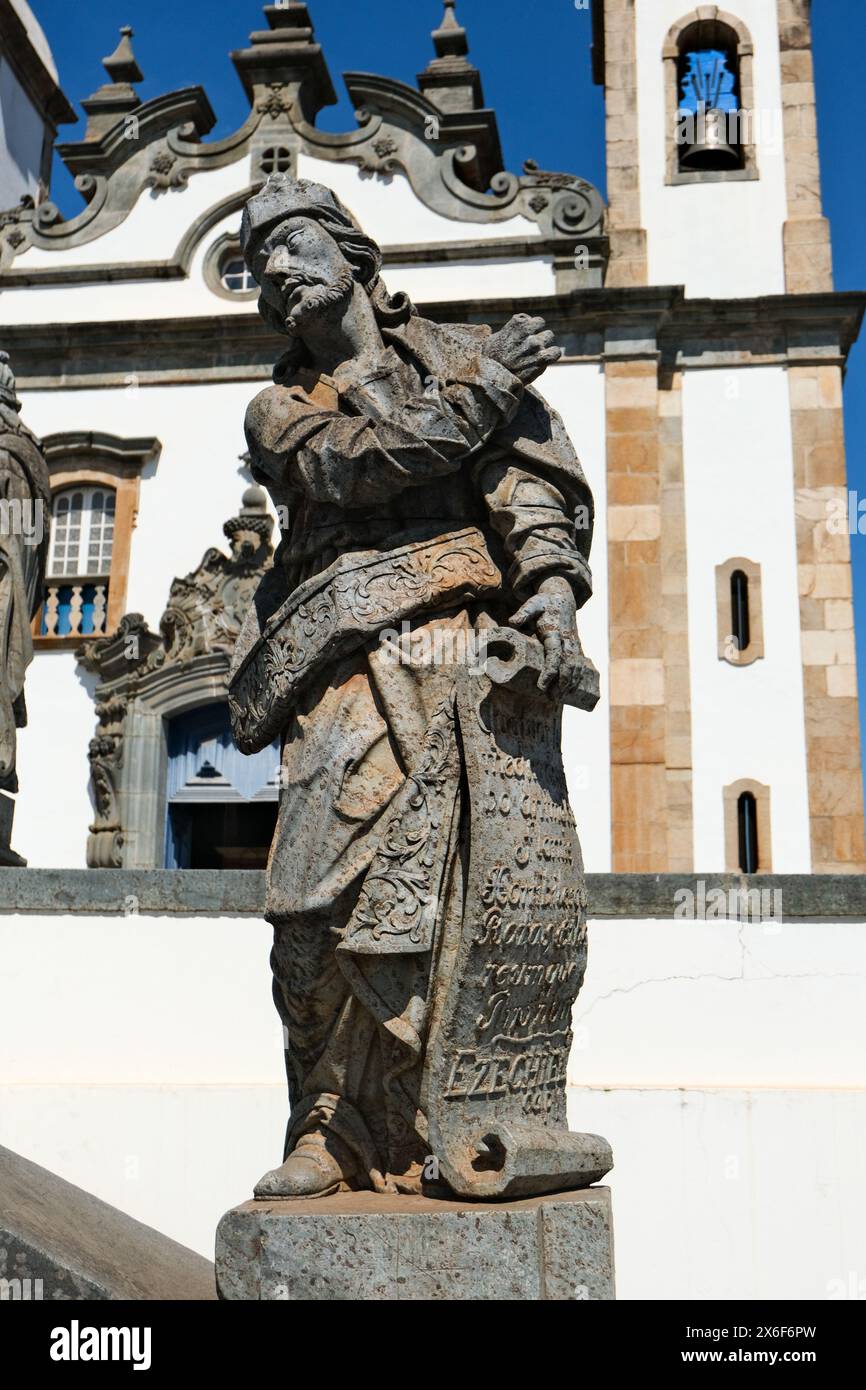 Congonhas, Brasilien – 2. Mai 2024: Das Heiligtum von Bom Jesus de Matosinhos, geschmückt mit Skulpturen von Antônio Francisco Lisboa, dem Aleijadinho Stockfoto